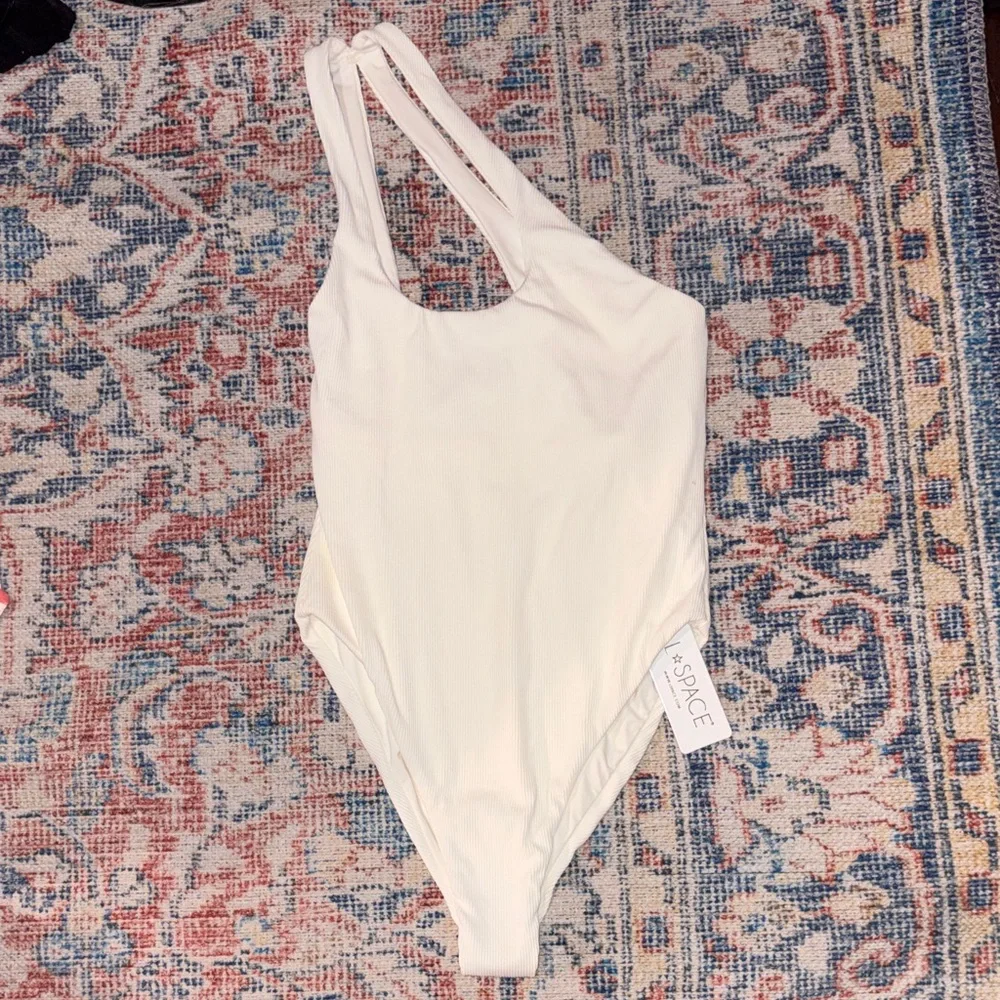 L*SPACE Phoebe Ribbed One Shoulder One Piece Swimsuit in White SZ 6 NWT - Picture 3 of 6